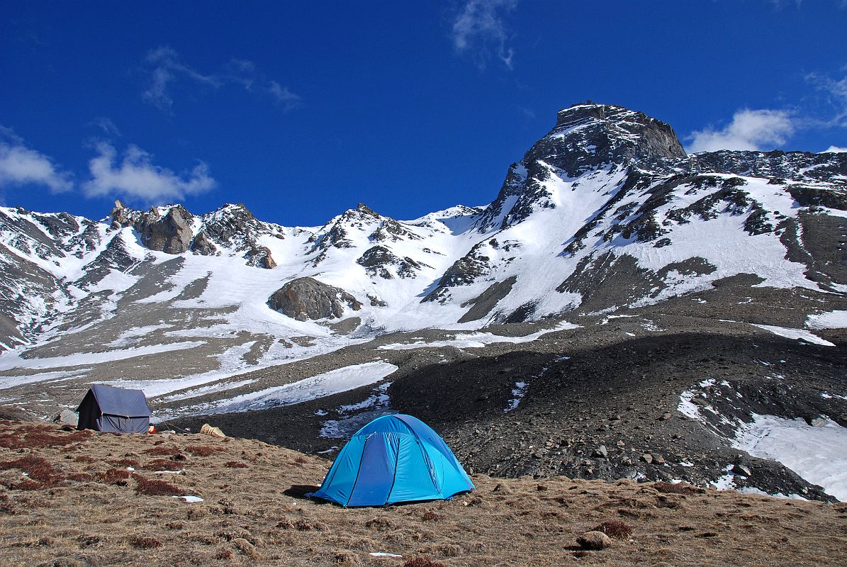 15 Camp Near Mesokanto La We turned around and camped at around 4900m just up the northern hill above the base of the Mesokanto La. I guess if I try again I�ll use the other eastern pass.
